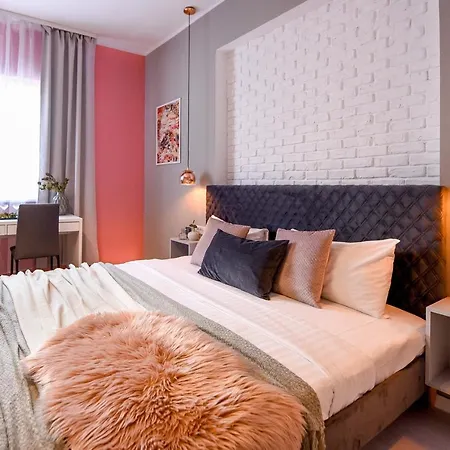 Life In Pink - Comfy Central Studio Apartment *