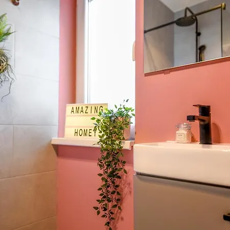 Life In Pink - Comfy Central Studio Apartment Bukarest