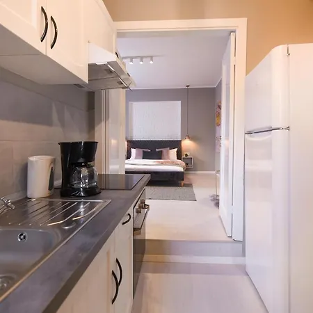 Life In Pink - Comfy Central Studio Apartment
