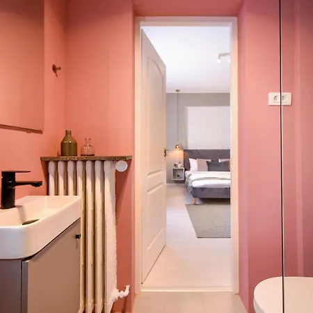 Life In Pink - Comfy Central Studio