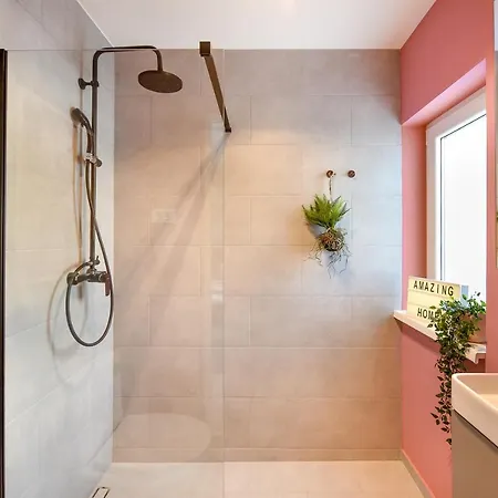 Life In Pink - Comfy Central Studio Apartment Bukarest