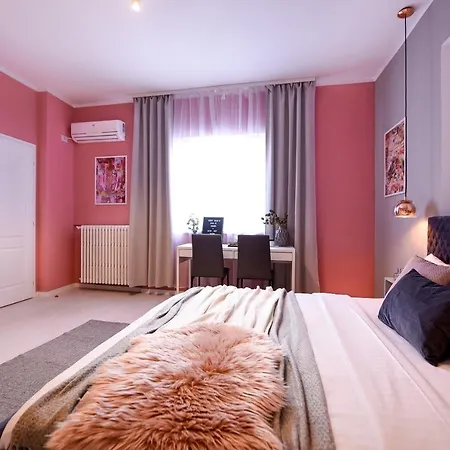 Life In Pink - Comfy Central Studio *