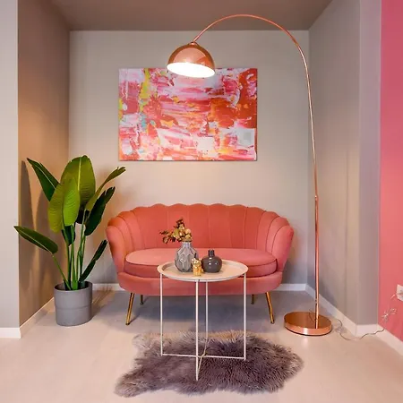 Life In Pink - Comfy Central Studio
