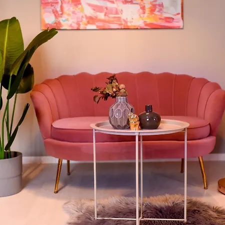 Life In Pink - Comfy Central Studio * Βουκουρέστι