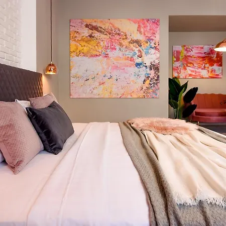 Life In Pink - Comfy Central Studio *